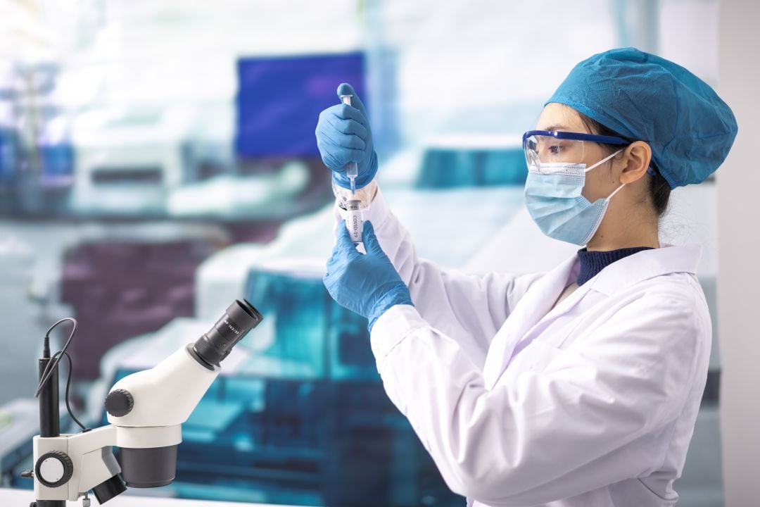 Una mujer en un laboratorio. 