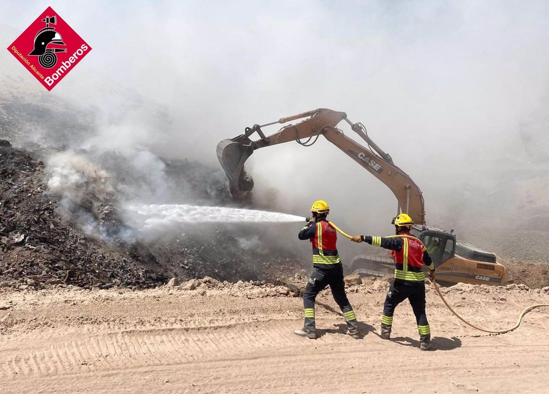 11/07/2024 Alicante.- Sucesos.- Los bomberos continúan refrescando la tierra para extinguir el incendio del vertedero de Xixona.

Efectivos del Consorcio Provincial de Bomberos de Alicante han controlado el incendio que se declaró el pasado domingo por la tarde en el vertedero Piedra Negra, en el término municipal de Xixona (Alicante).

SOCIEDAD 
CONSORCIO PROVINCIAL DE BOMBEROS DE ALICANTE
