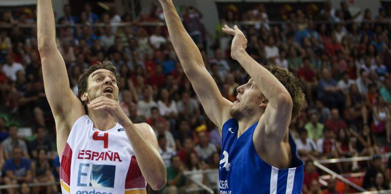 El pívot de la selección española, Pau Gasol, lanza a canasta durante el partido amistoso correspondiente a la &quot;Ruta Ñ15&quot; para preparar el Europeo 2015, frente a la República Checa, en el Pabellón Príncipe Felipe de Zaragoza