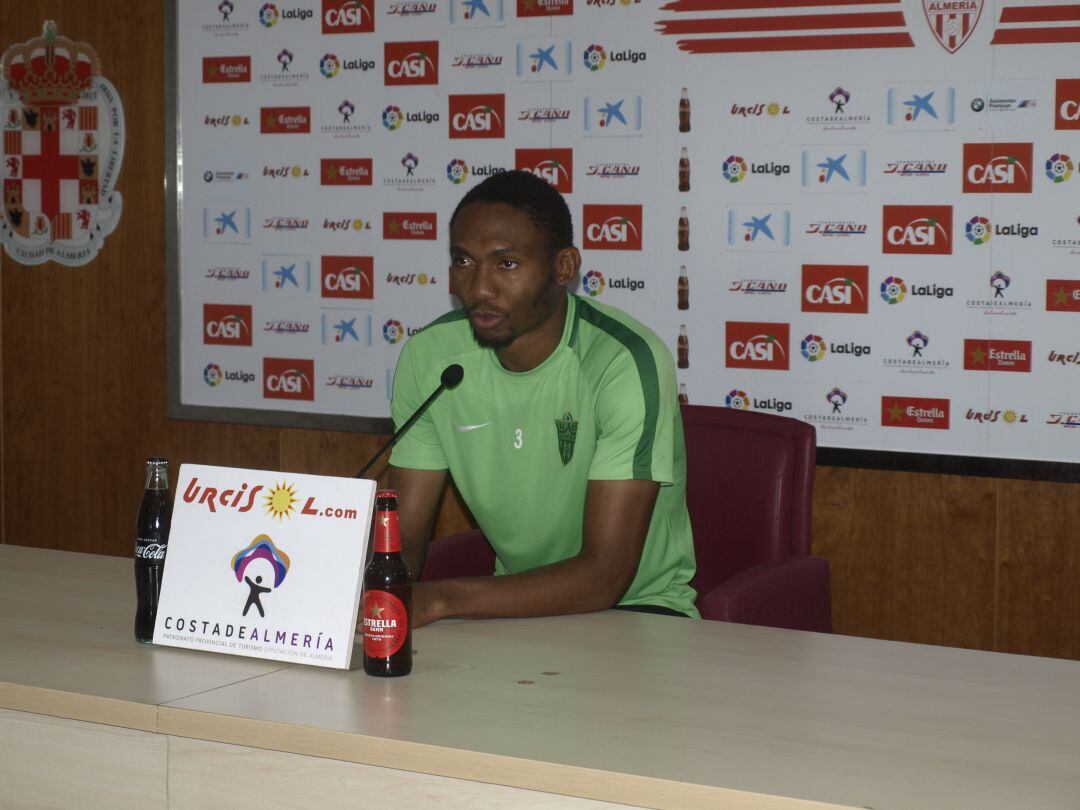 Lucien Owona en rueda de prensa.