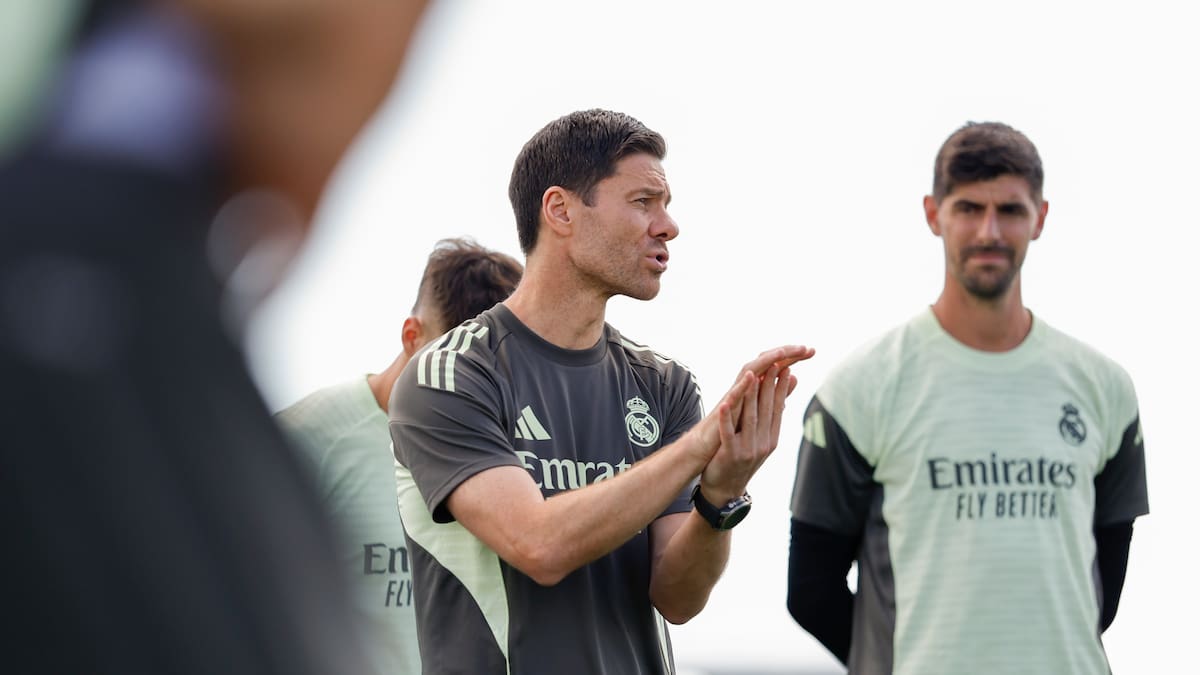 "Me estoy tirando un triple": Álvaro Benito se moja y resuelve la gran incógnita de Xabi Alonso en su debut como entrenador del Real Madrid