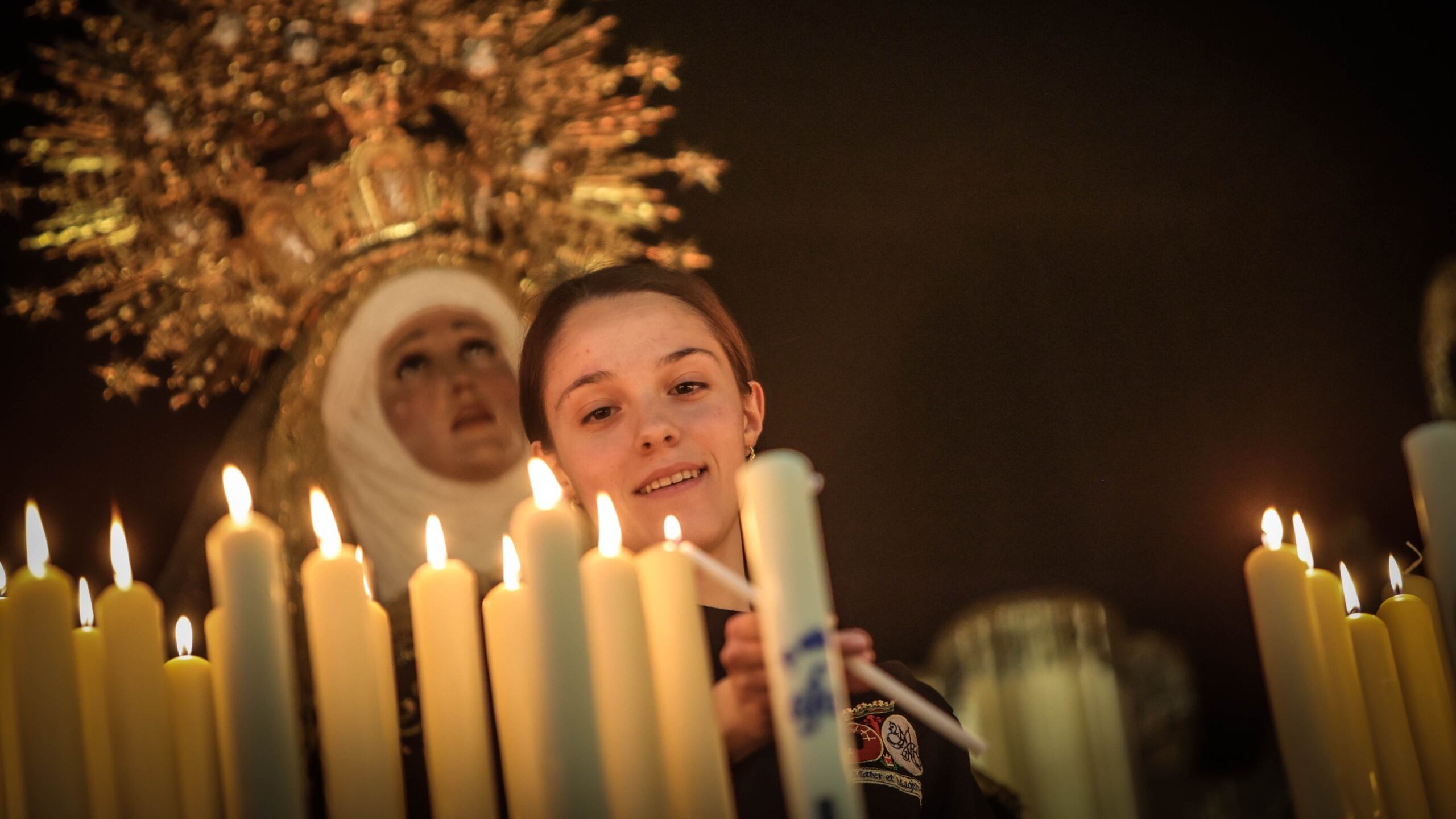 Marta González, miembro de la Cofradía de la Soledad de Elda, durante el encendido de la candelería de Nuestra Señora de la Soledad