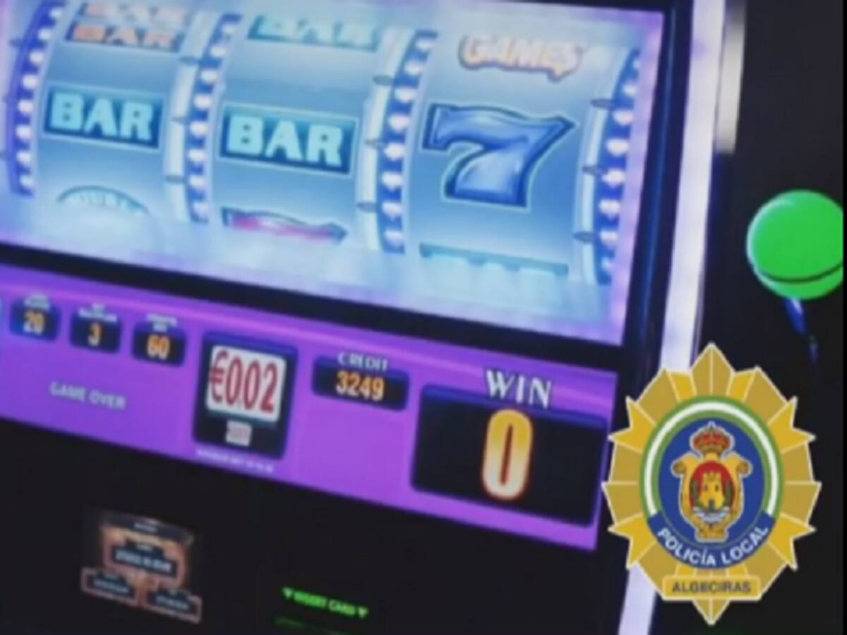 Denuncian a un bar en Algeciras y a dos menores por jugar a una tragaperras