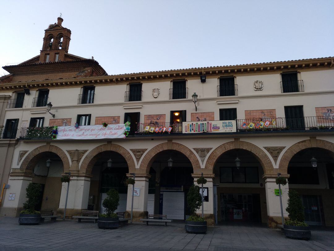 Plaza de los Fueros decorada por el Día del Lirbo