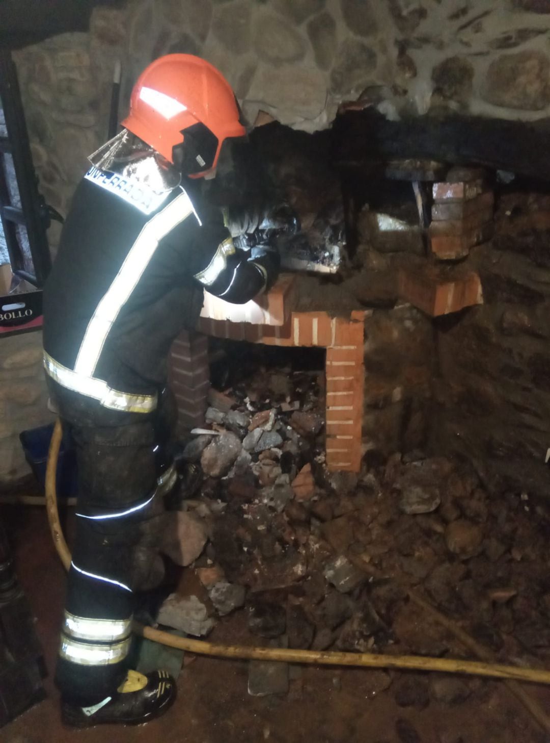 Un retén del parque de Bomberos de Ponferrada intervino para sofocar el incendio