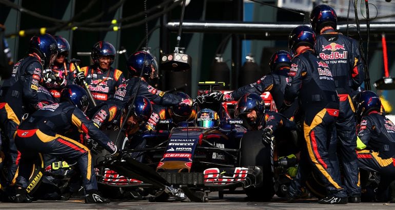 Momento en el que la tuerca de la rueda trasera de Carlos Sainz Jr se queda atascada en el box