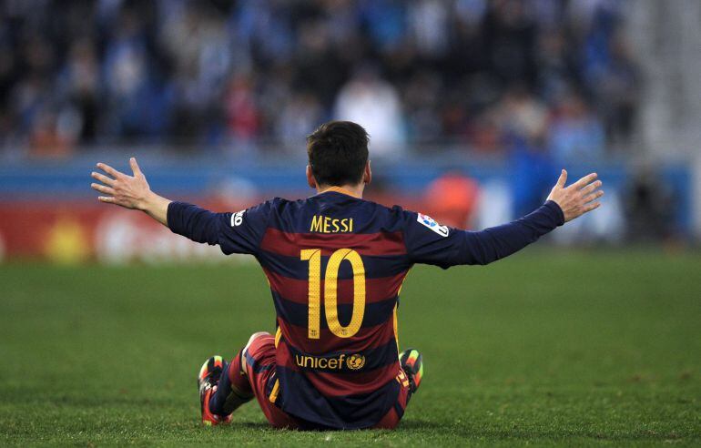 Messi, con los brazos abiertos durante el derbi catalán en Cornellà