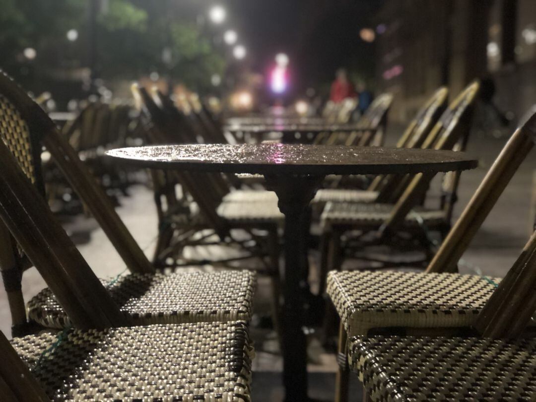 Mesas vacías en una terraza a la espera de la decisión. 