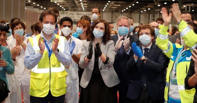 La presidenta de la Comunidad de Madrid, Isabel Díaz Ayuso (c), y el alcalde de Madrid José Luis Rodriguez Alameida (d) entre otras autoridades, durante el acto de cierre en el interior del hospital de campaña del recinto ferial de Ifema este viernes