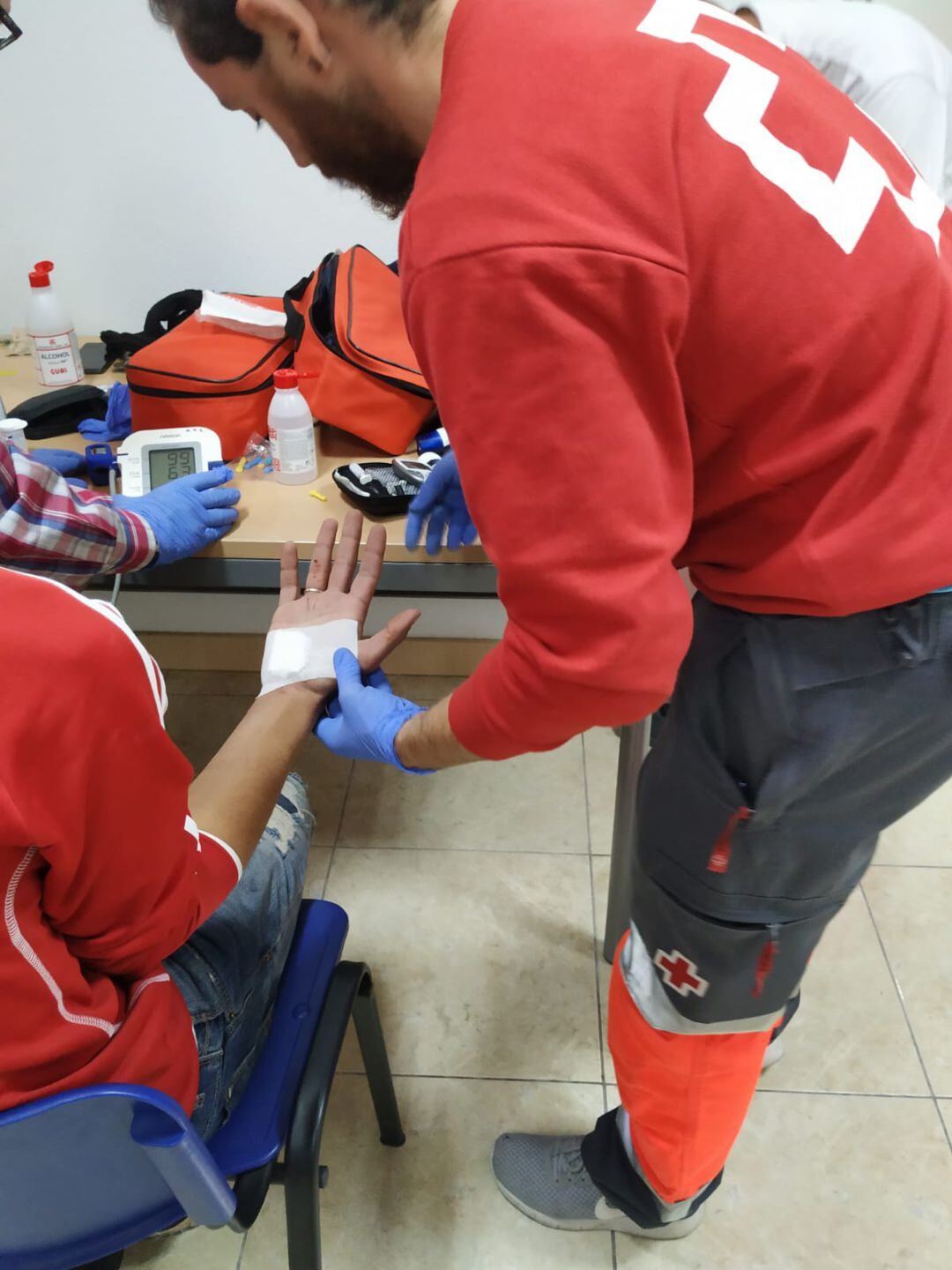 Inmigrantes atendidos por Cruz Roja, llegados hoy en sendas pateras a El Campello y Calp.