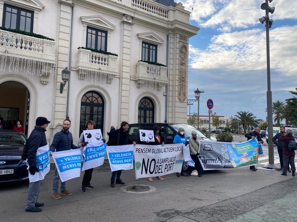 Miembros de la Comissió Ciutat-Port se manifiestan a las puertas del Edificio del Reloj