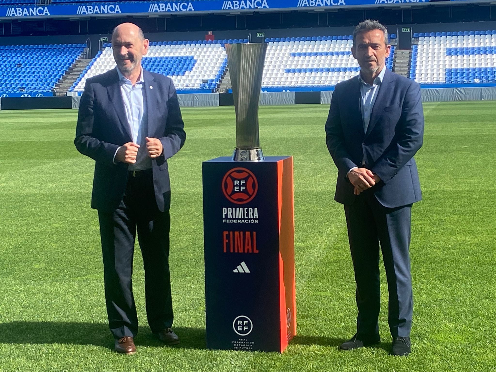 El presidente de la Federación Gallega ( Rafael Louzán) y el del Deportivo ( Álvaro García) posan con el trofeo para el ganador de la Primera RFEF