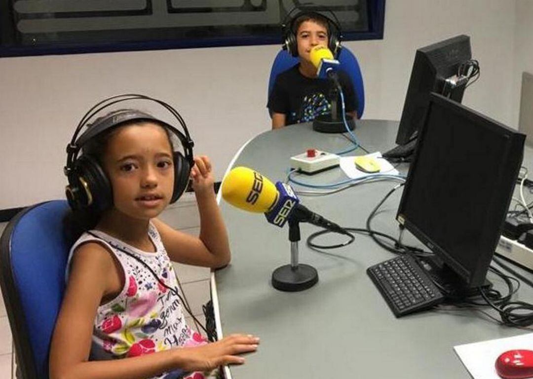 Laia y su hermano en los estudios de Radio Gandia SER. 