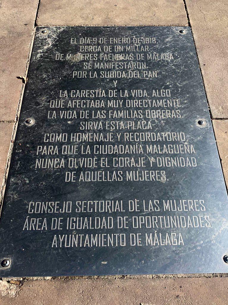 Placa que luce en la céntrica Plaza de la Marina de Málaga