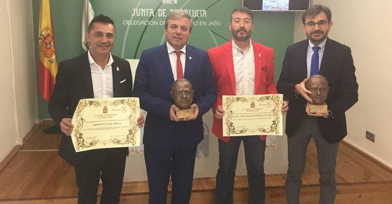 De izquierda a derecha, el concejal de cultura de Huesa, Pablo Carmona; el delegado de Medio Ambiente, Juan Eugenio Ortega; el alcalde de Huesa, Ángel Padilla y el diputado de Cultura, Juan Ángel Pérez.