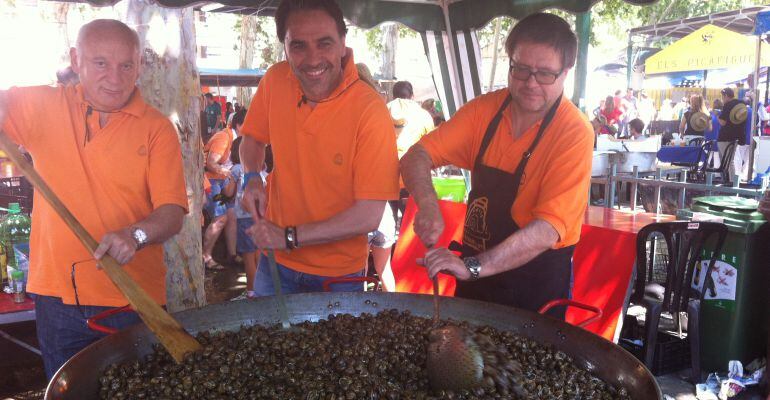 Membres de la Colla L'Esquellot preparant els caragols per dinar