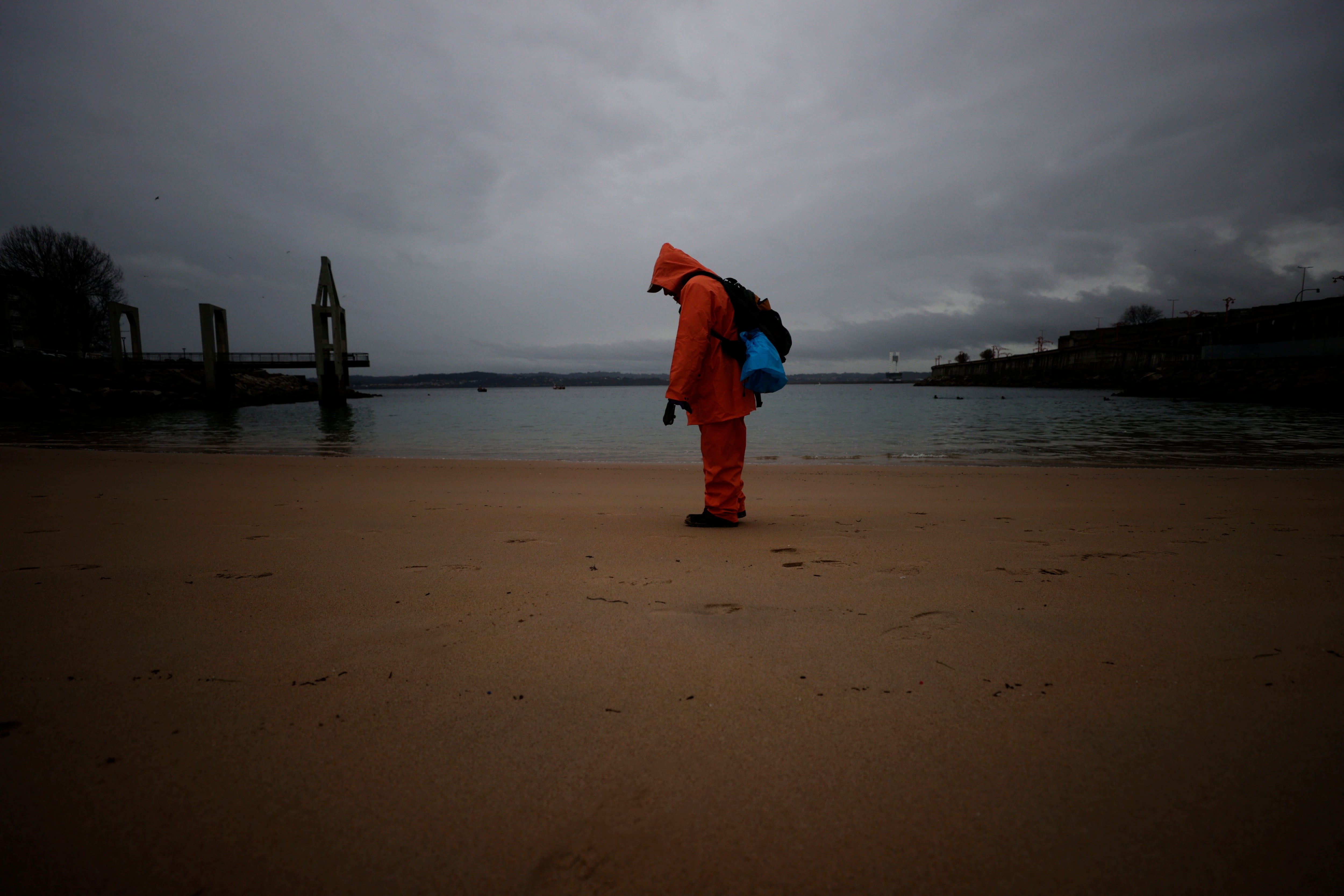 A CORUÑA, 16/01/24.- Continúa la recogida de pellets este martes en la playa de San Amaro, en la ciudad de A Coruña. EFE/Cabalar
