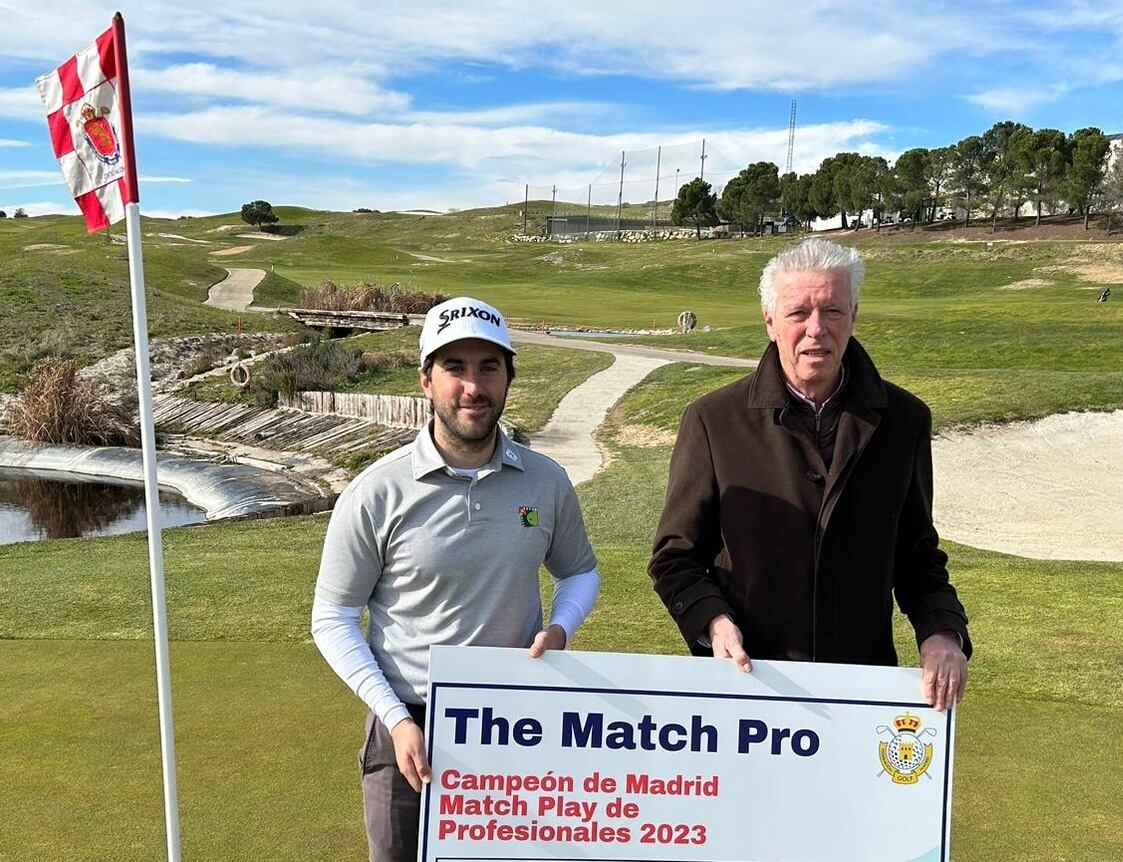 Daniel Berná con el título de campeón del Campeonato Match Play de Madrid de Profesionales.