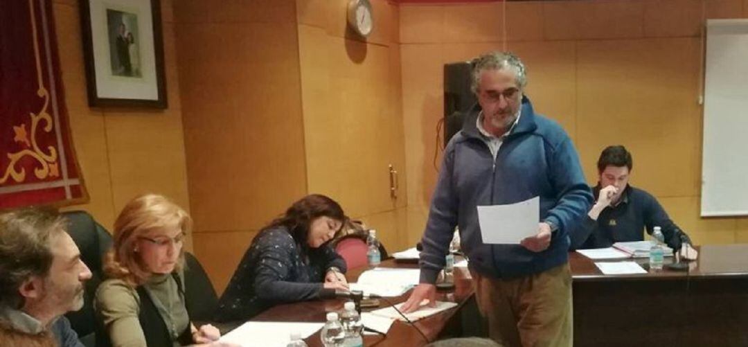 Óscar Manuel López jurando su cargo en el pleno municipal