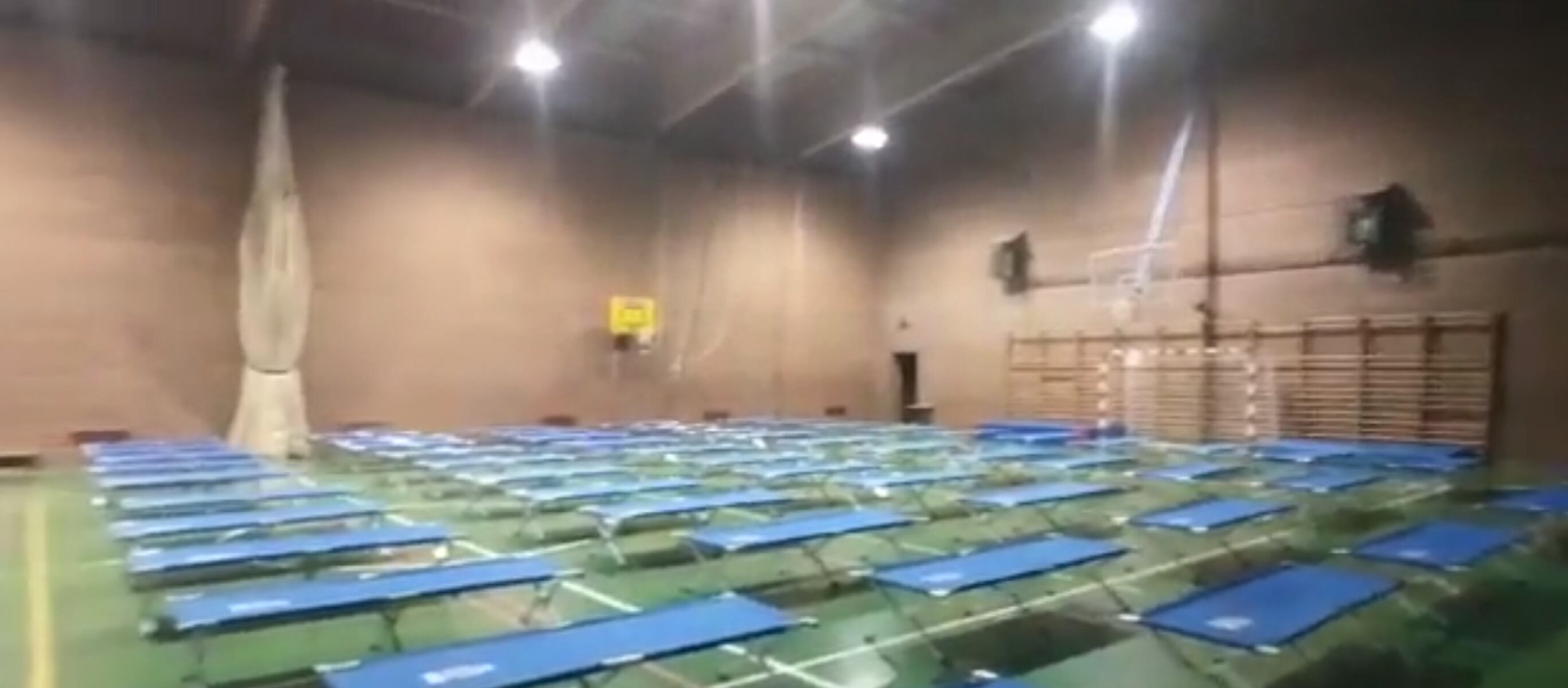 Albergue provisional en un polideportivo en Las Navas del Marqués