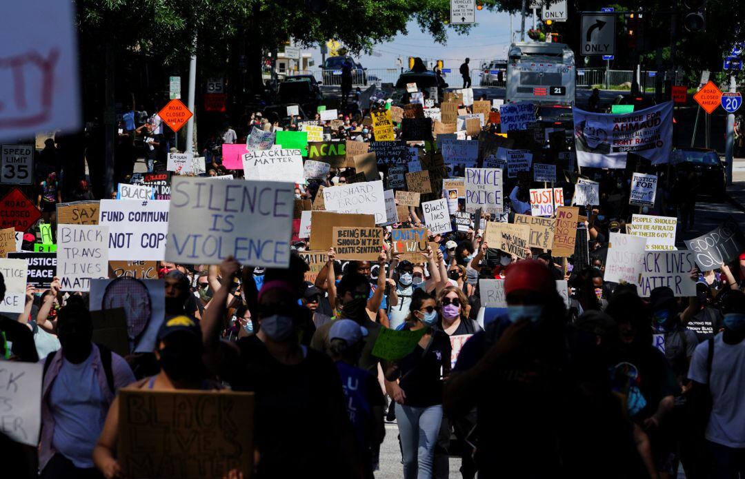 Manifestantes salen a las calles en Atlanta para pedir justicia tras la muerte de Rayshard Brooks, asesinado a tiros por dos agentes blancos el pasado viernes.