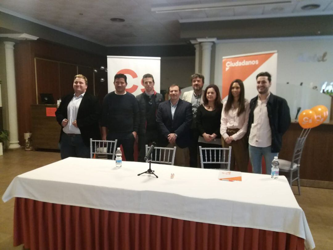 Algunos de los integrantes de CIudadanos Jódar, con los responsables provinciales