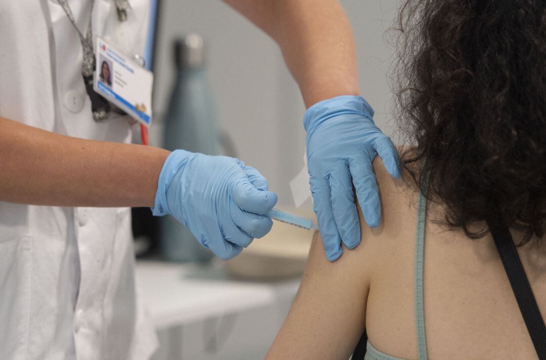 Una joven recibe la primera dosis de la vacuna