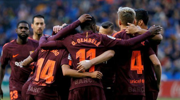 Los jugadores del Barça celebran un gol en Riazor