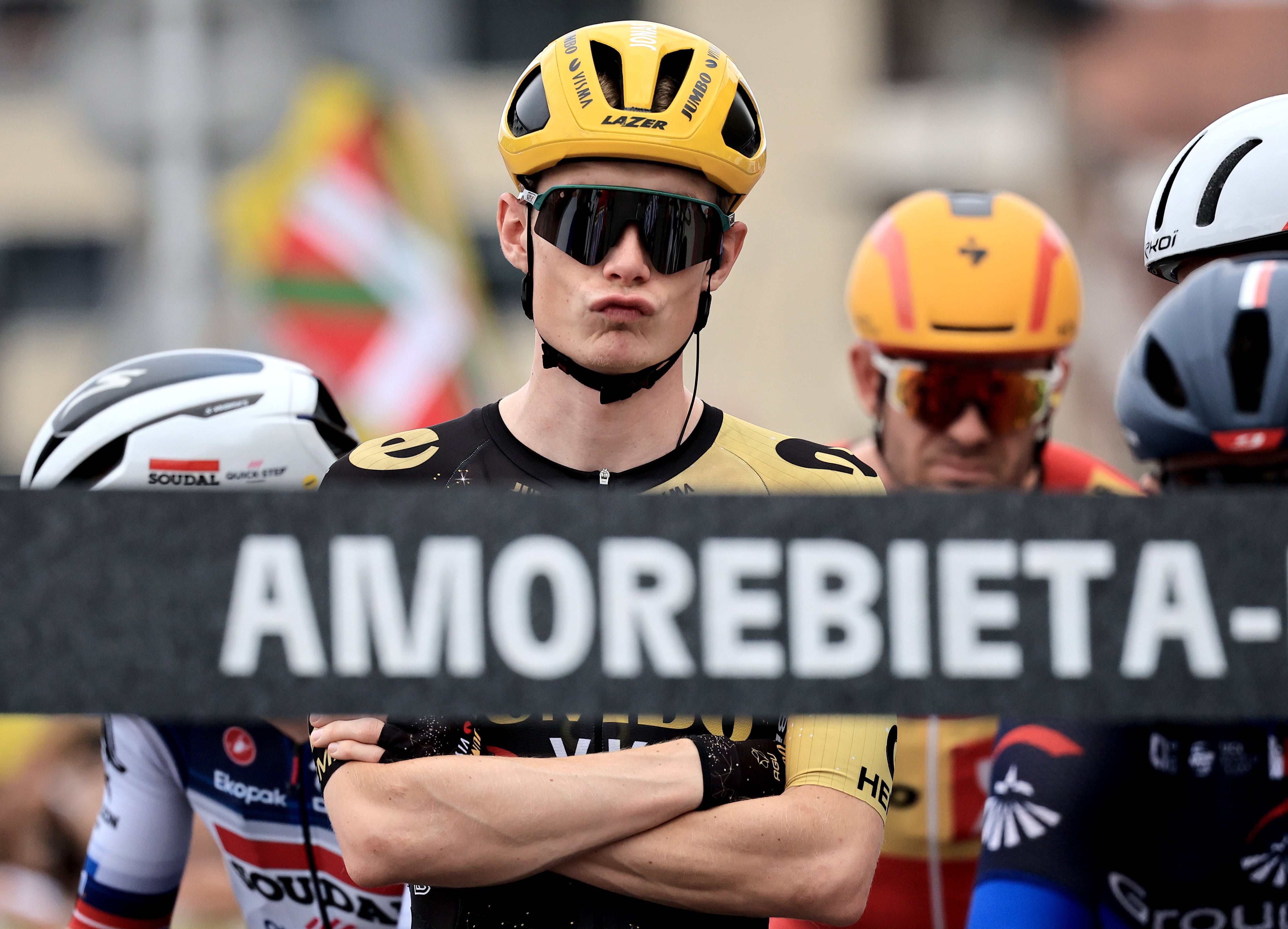 El último ganador del Tour de Francia, Jonas Vingegaard, concentrado antes de la salida en Amorebieta-Etxano