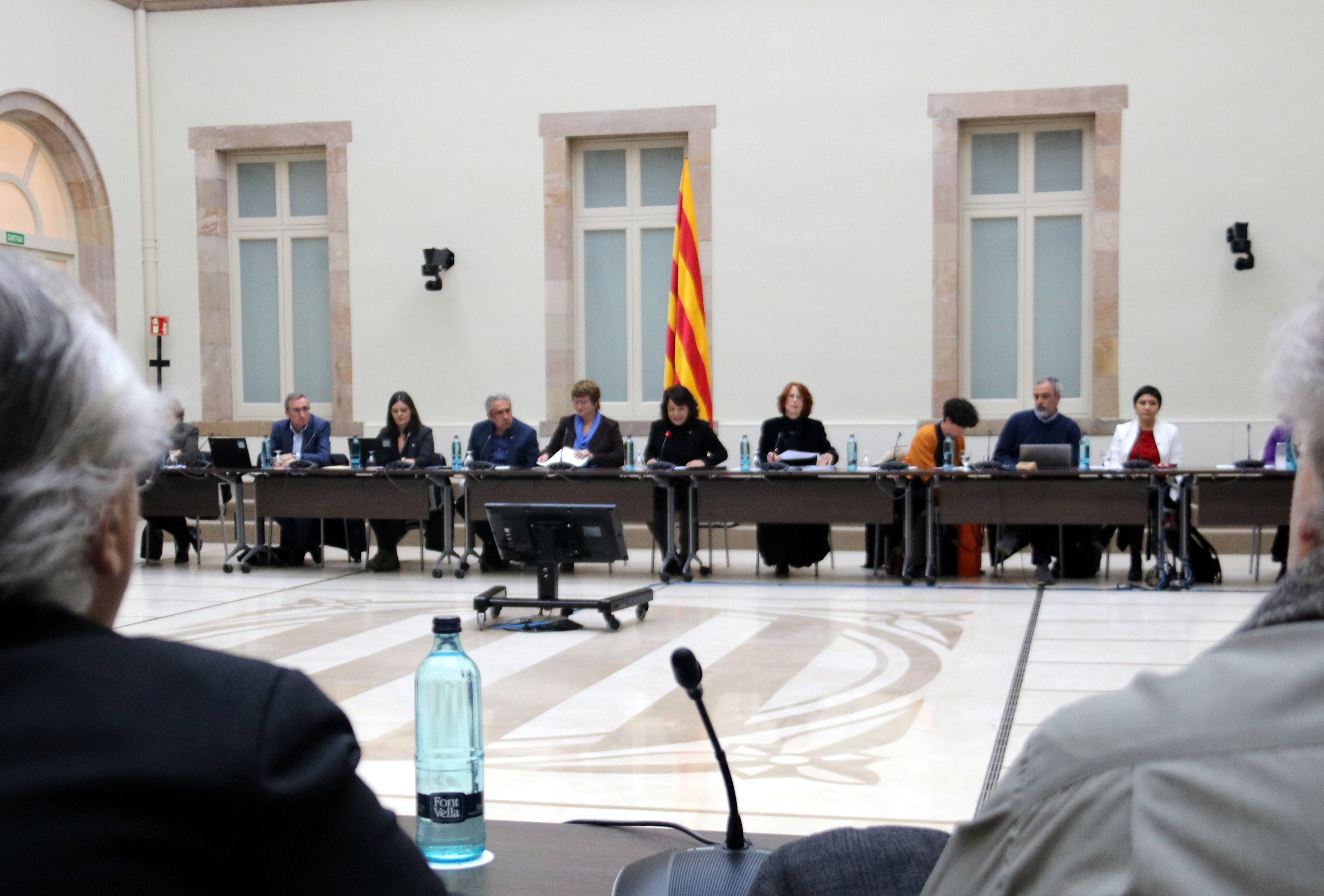 Reunió plenària del pacte contra la segregació escolar a l&#039;auditori del Parlament.