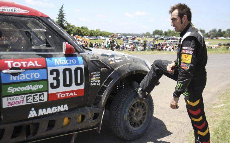 ARG103. BUENOS AIRES (ARGENTINA), 04/01/2015.- El piloto español Nani Roma de Mini se lamenta después de que su vehículo sufriera una avería durante la primera etapa del rally Dakar 2015 hoy, domingo 4 de enero de 2015, entre Buenos Aires y Villa Carlos P