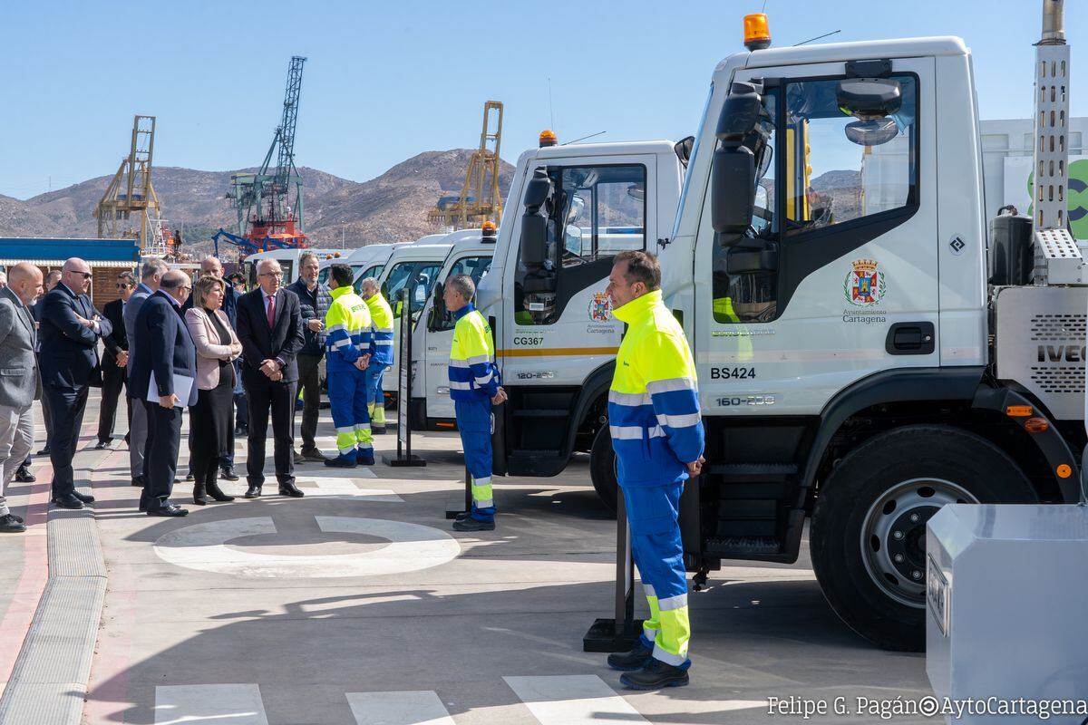 Autoridades municipales y de la empresa contemplan parte de los vehículos de Lhicarsa