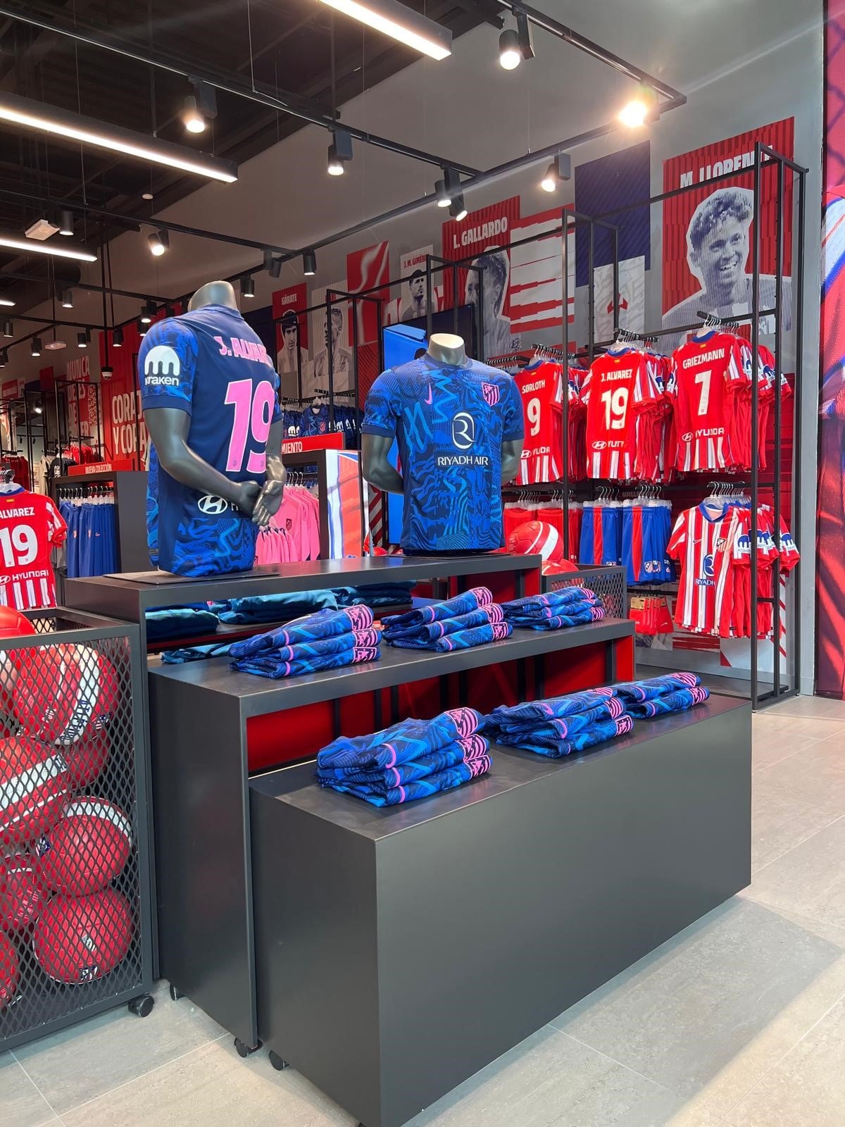 Imagen de la nueva Atleti Store del CC Westfield Parquesur en Leganés