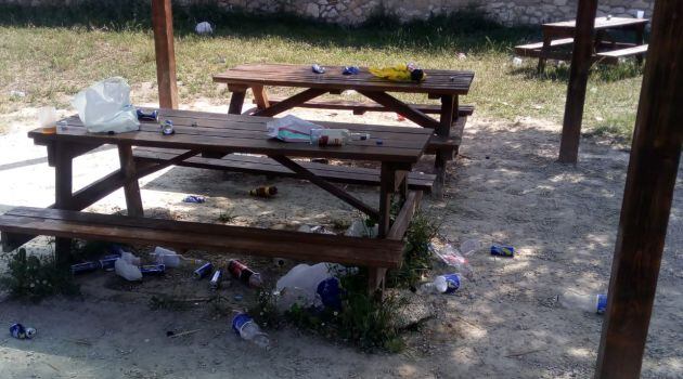 Restos del botellón en la Finca Ferrusa de Petrer