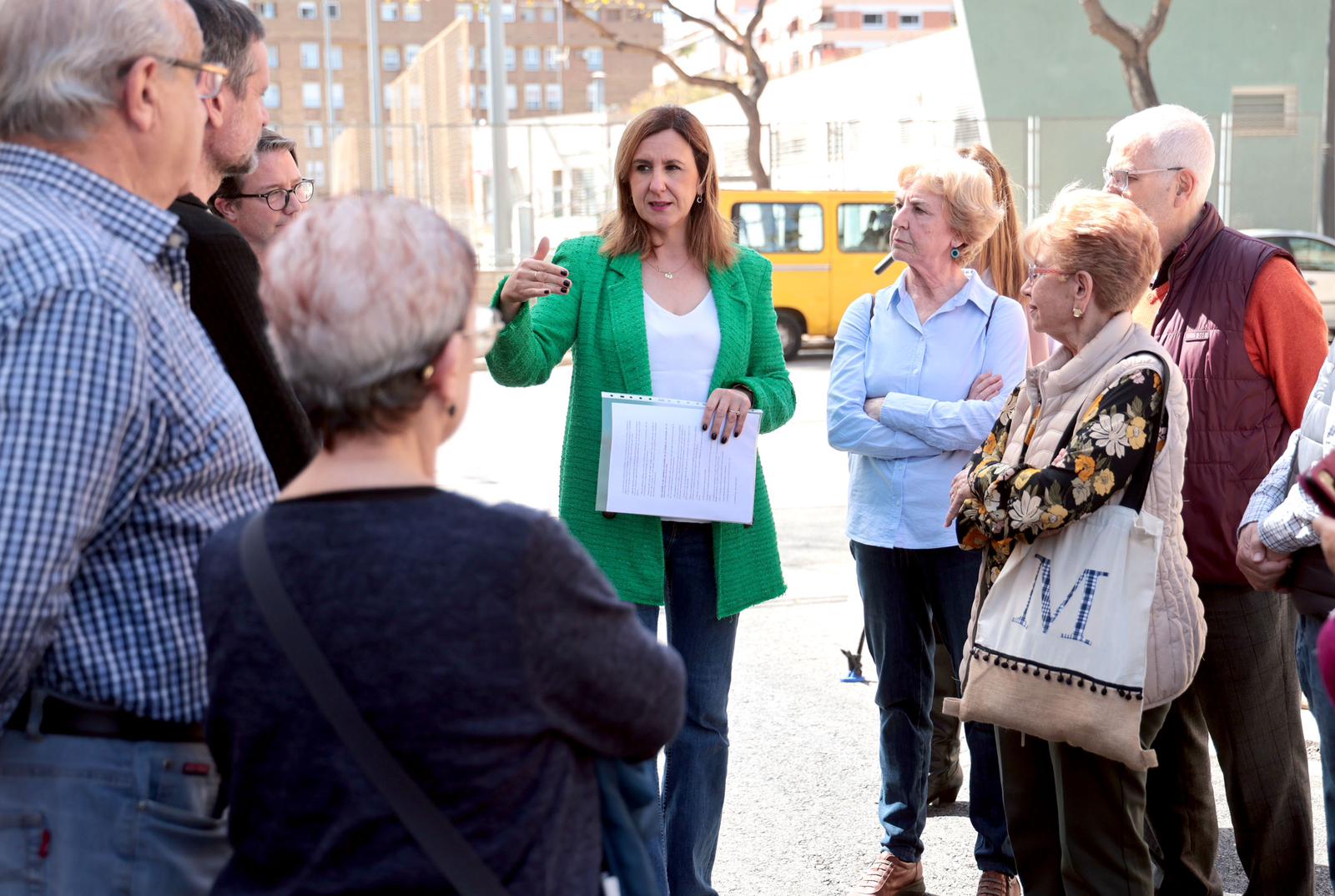 La alcaldesa de València, María José Catalá, visita las obras de la plaza 7 de octubre en las Casitas Rosas