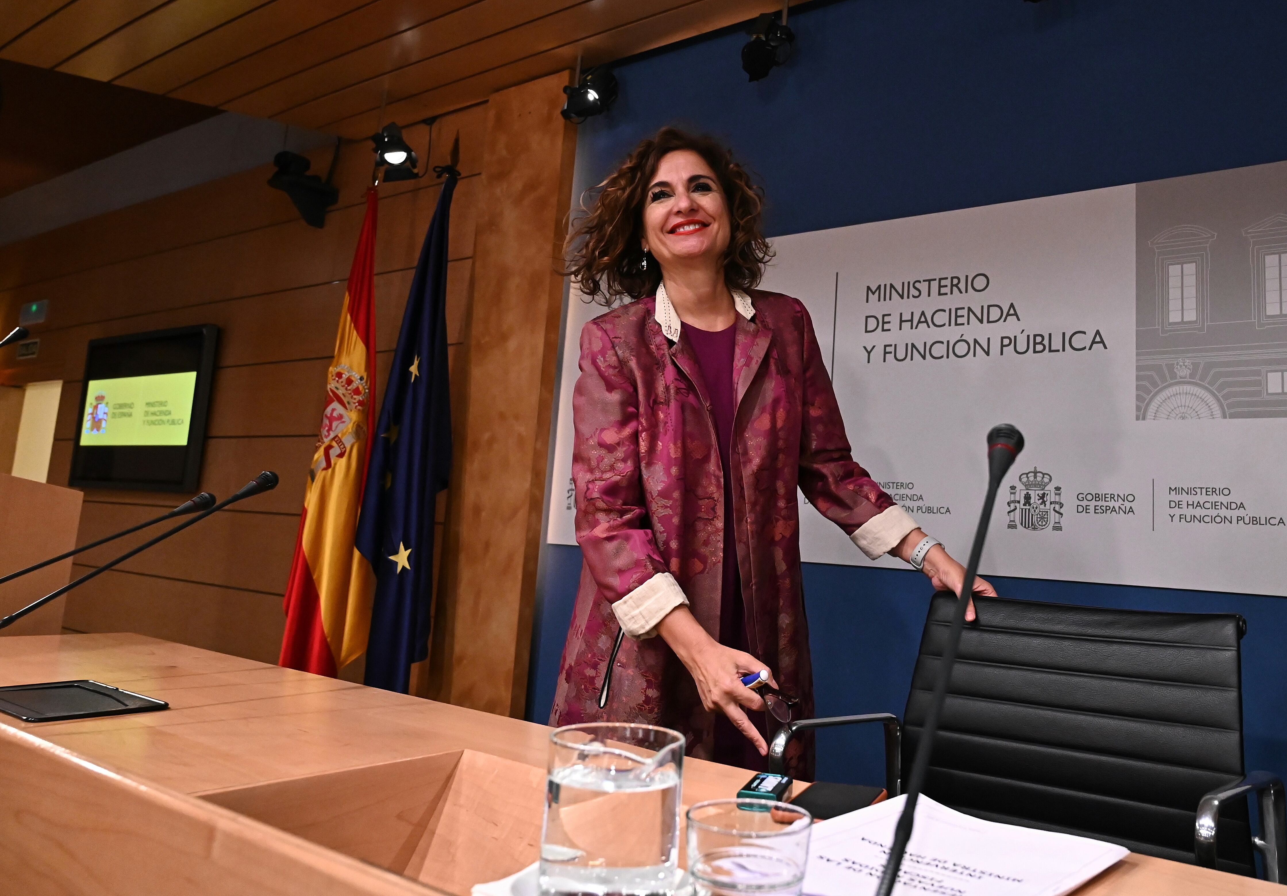 MADRID, 29/09/2022.- La ministra de Hacienda, María Jesús Montero, sonríe a su llegada a la rueda de prensa convocada este jueves para presentar el paquete de medidas fiscales del Gobierno. EFE/ Fernando Villar
