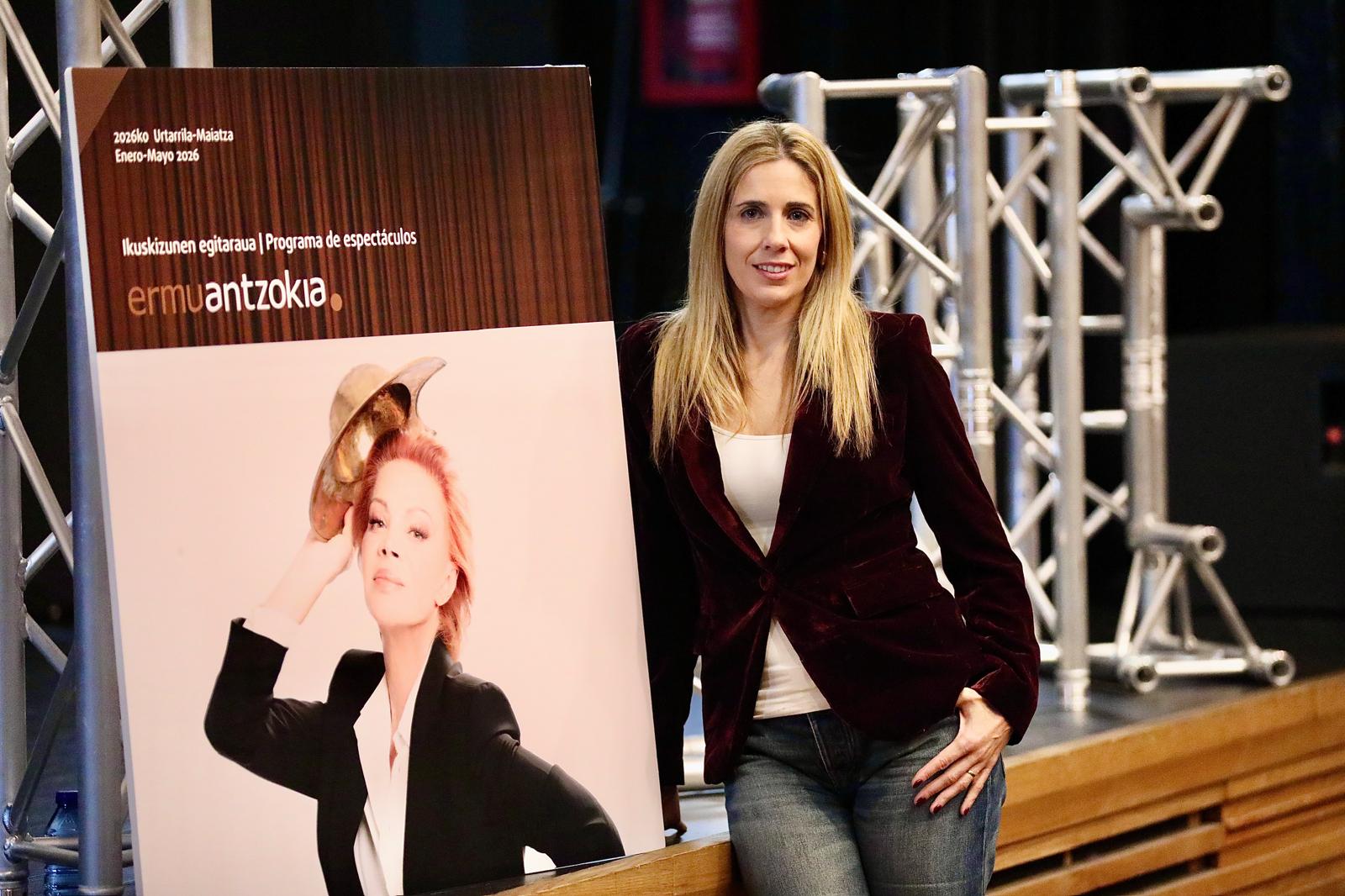Beatriz Gámiz, alcaldesa de Ermua, posa junto a una reproducción de la portada de la revista de espectáculos para los primeros meses de 2026