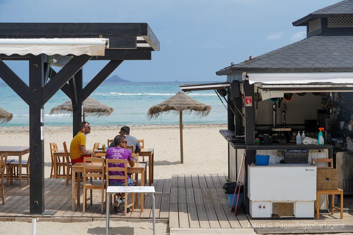 El Ayuntamiento autoriza la apertura de los chiringuitos con documentación en orden tras recibir el permiso de Costas