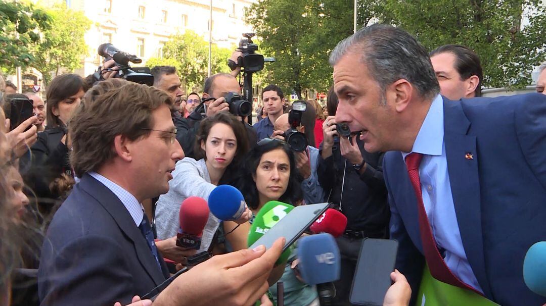 El alcalde de Madrid, José Luis Martínez- Almeida, se enfrenta a Vox por una pancarta que niega la violencia de género