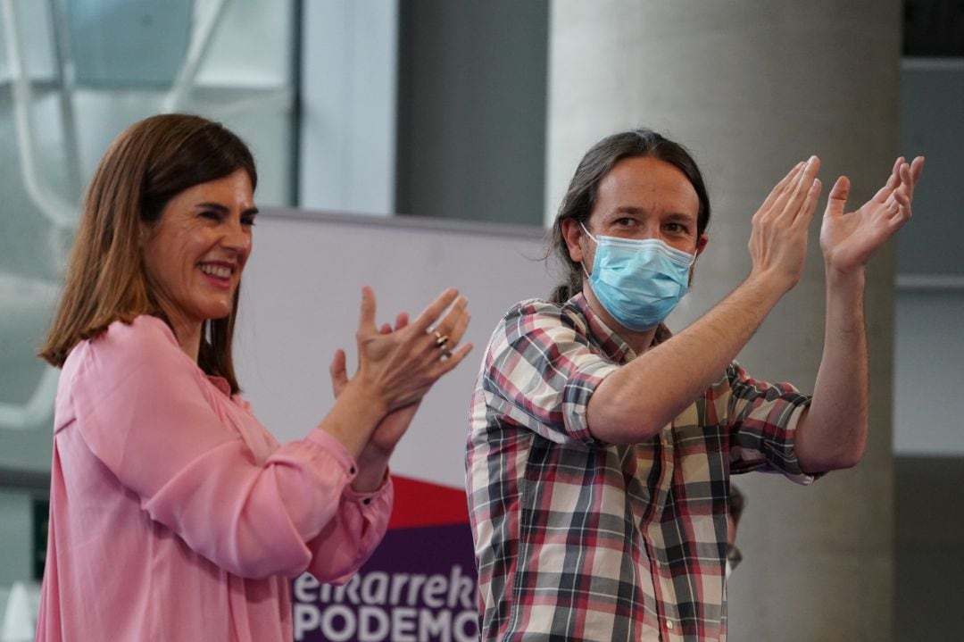 La candidata a lehendakari de Elkarrekin Podemos, Miren Gorrotxategi; y el secretario general de Podemos y vicepresidente segundo del Gobierno y Ministro de Derechos Sociales y para la Agenda 2030, Pablo Iglesias, aplauden durante un acto de campaña del partido en el Palacio Euskalduna de Bilbao, Vizcaya, País Vasco (España), a 6 de julio de 2020. 