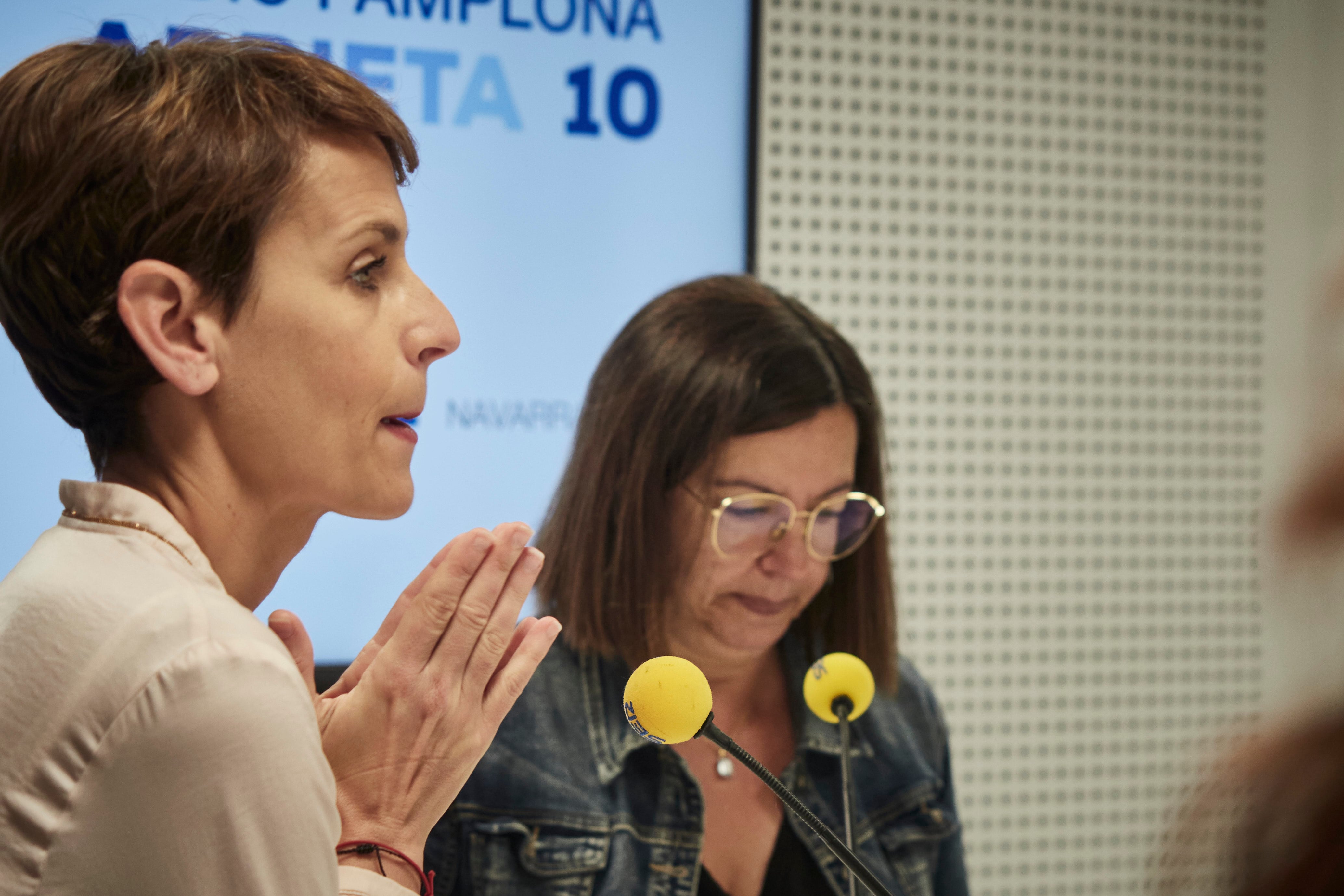 La presidenta navarra, María Chivite, con Àngels Barceló en los nuevos estudios de Radio Pamplona.