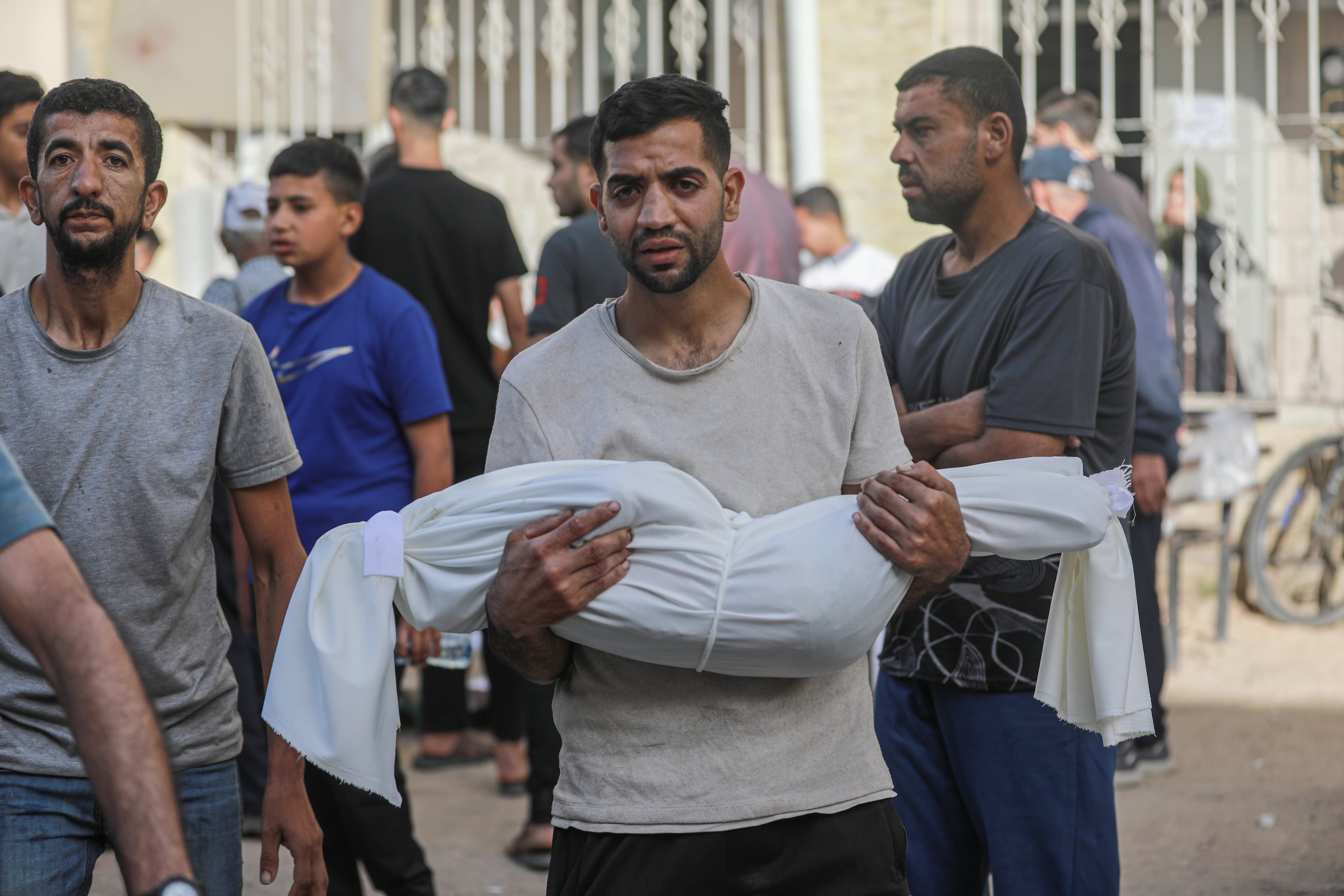 Israel sigue masacrando a los palestinos en Gaza. (Photo by Abdalhkem Abu Riash/Anadolu via Getty Images)