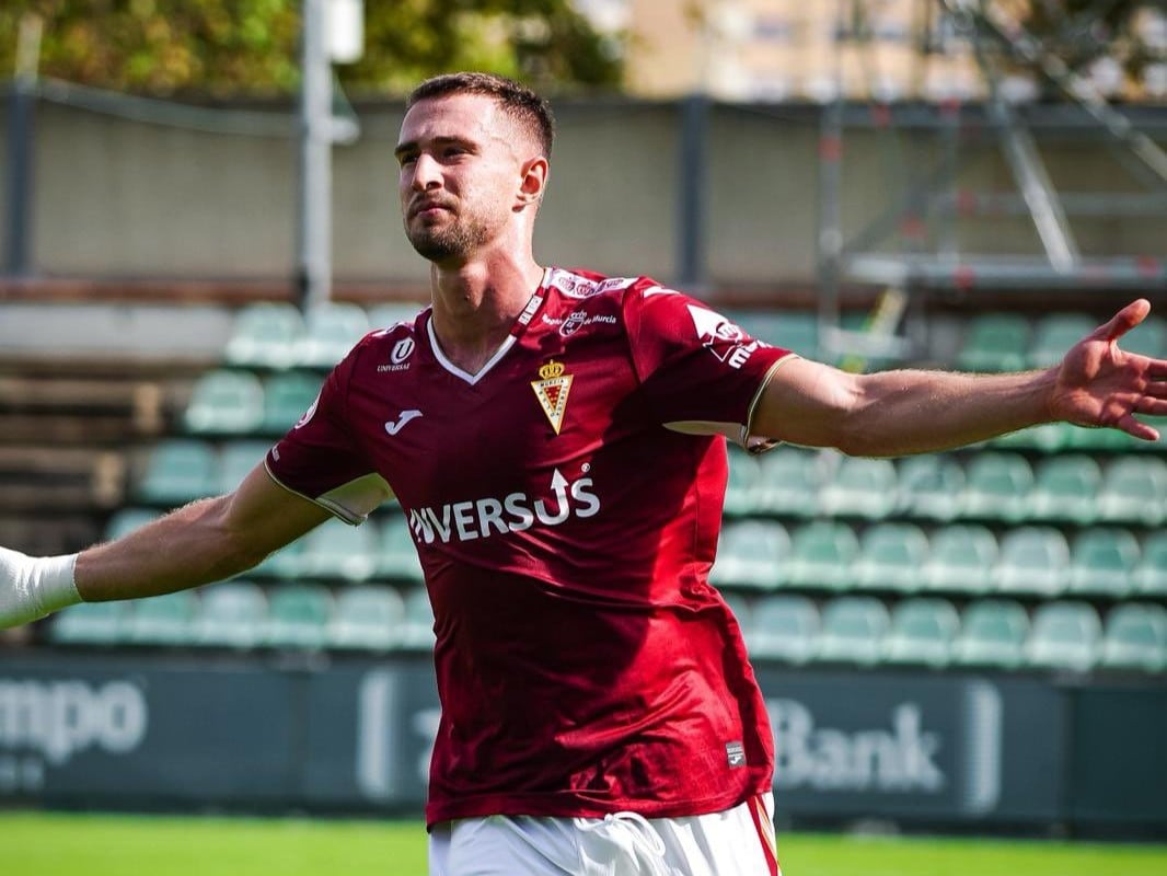 David Flakus, jugador del Real Murcia, celebra un gol en la ciudad deportiva del Real Betis.