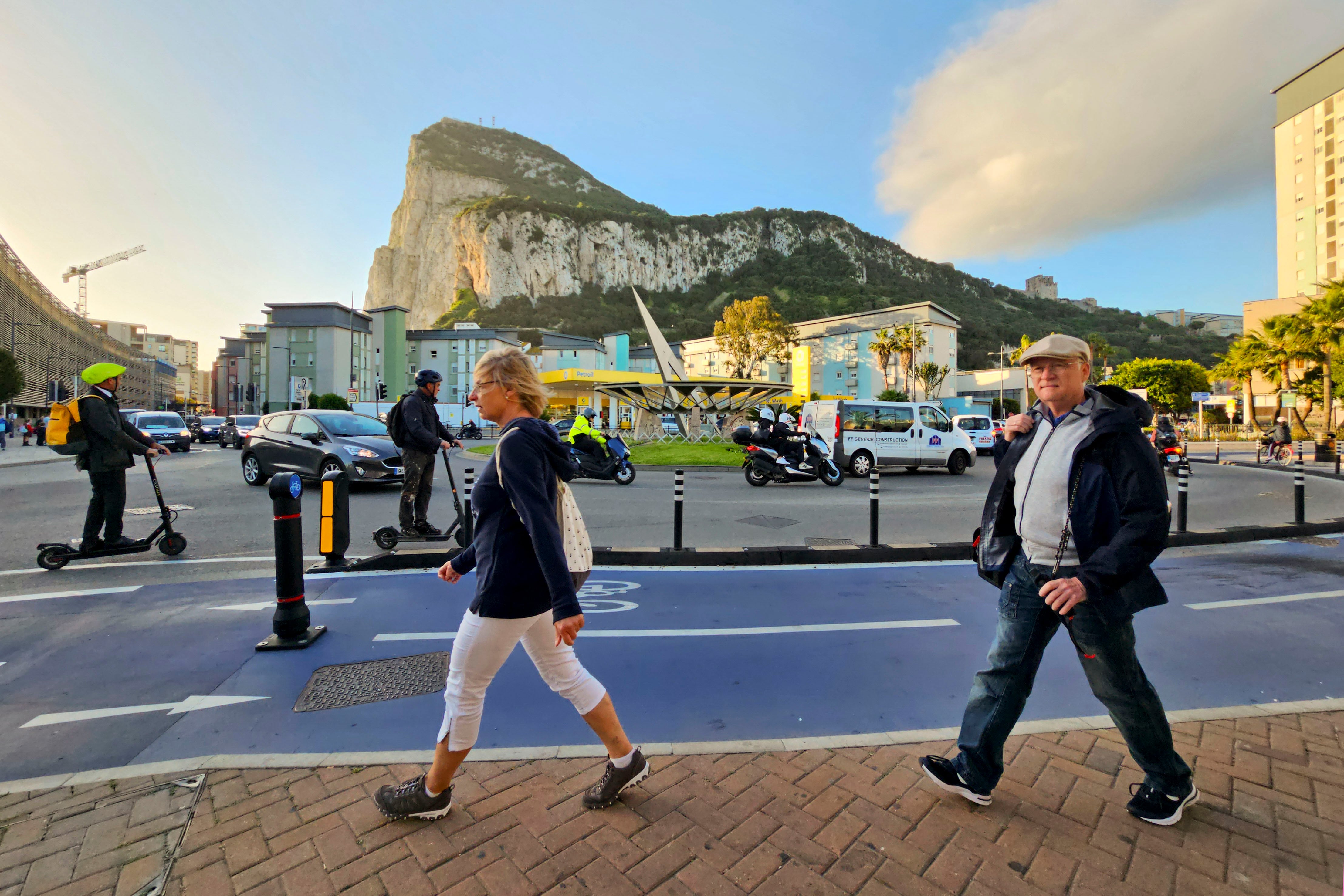 GIBRALTAR, 12/04/2024.- aspecto que presenta una de las calles principales de Gibraltar este viernes en el que Reino Unido y España se reúnen en Bruselas para llagar a un acuerdo sobre el peñón. EFE/A.Carrasco Ragel.
