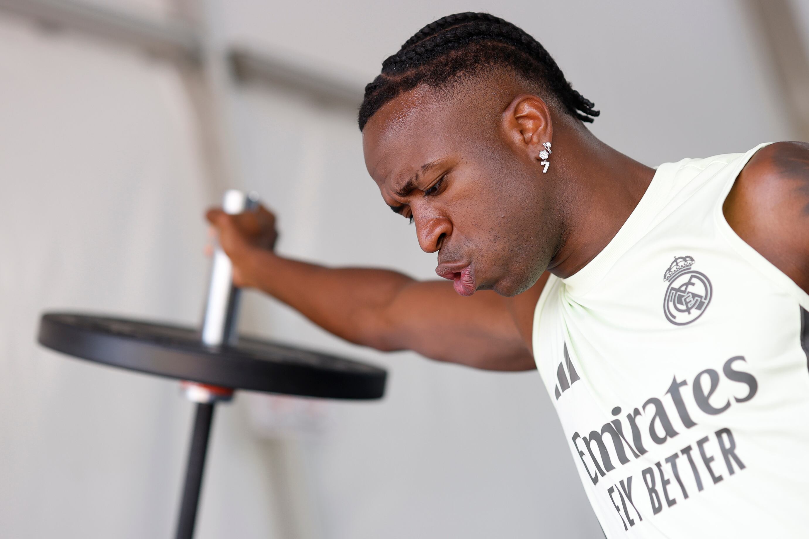 Vinicius se entrena en el gimnasio durante el Mundial de Clubes
