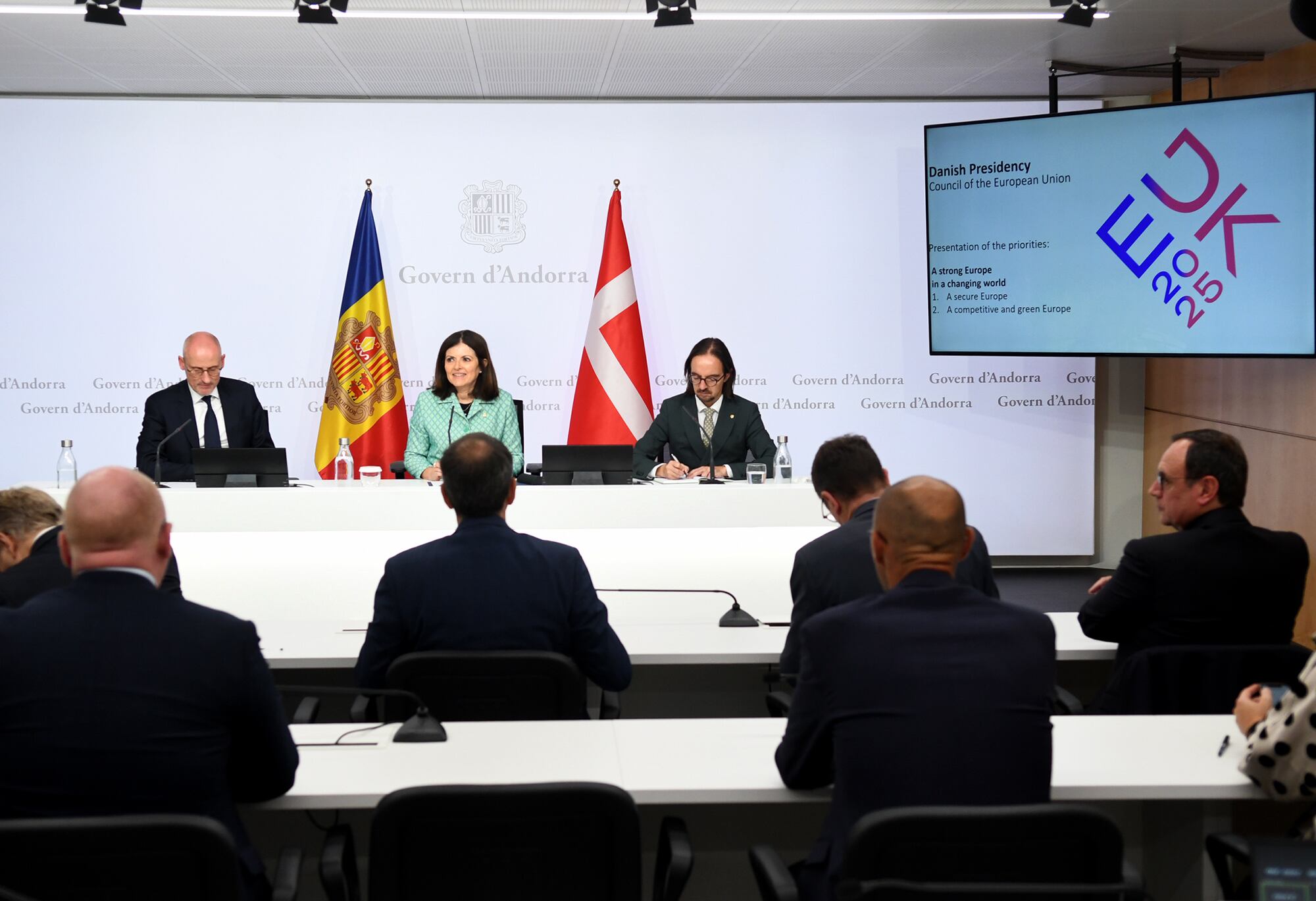 La ministra d’Afers Exteriors, Imma Tor, i el secretari d’Estat per a les Relacions amb la Unió Europea, Landry Riba, amb l’ambaixador de Dinamarca a Andorra, Michael Braad.