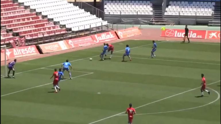 Momento en el que el delantero rojiblanco Sekou dispara a puerta y el esférico sale fuera sin que toque en el defensa blanquiazul, Pablo.