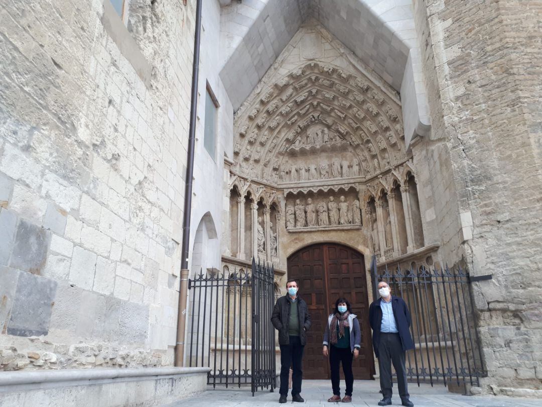 De izquierda a derecha: Jon Lasa, director gerente de la Fundación Catedral de Santa María; Dolores Sanz, restauradora de Petra y Leandro Cámara, arquitecto de la Fundación Catedral Santa Maria en la portada de Santa Ana.