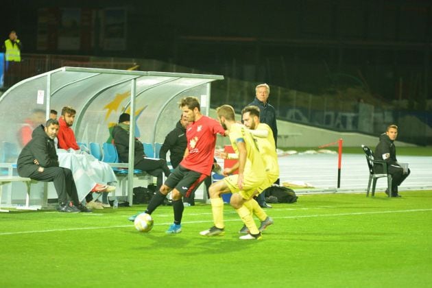 César Ferrando observa atentamente un lance del partido entre La Nucía y el Villarreal B