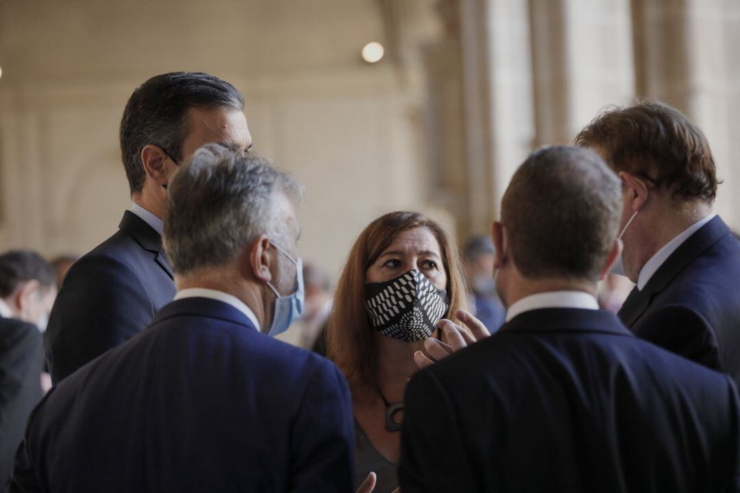 El presidente del Gobierno, Pedro Sánchez, habla con los presidentes de Castilla-La Mancha, la Comunidad Valenciana, Canarias y Baleares 